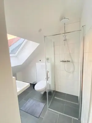 Ein Badezimmer in der Unterkunft Charmantes Studio-Apartment im Herzen von Neureut - Fußbodenheizung, Regendusche, Waschmaschine, Stellplatz