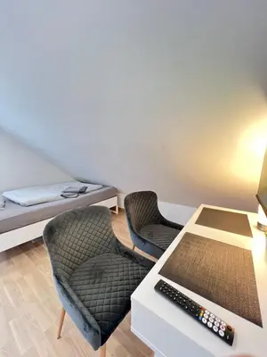 Ein Sitzbereich in der Unterkunft Charmantes Studio-Apartment im Herzen von Neureut - Fußbodenheizung, Regendusche, Waschmaschine, Stellplatz