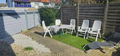 Ein Garten an der Unterkunft Renoviertes Gartenapartment