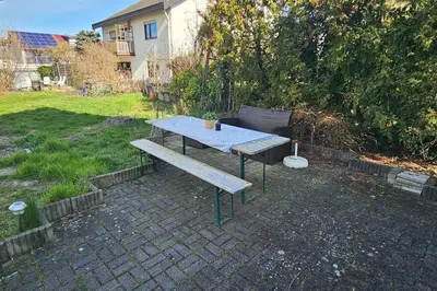 Ein Garten an der Unterkunft Renoviertes ruhiges Gartenapartment