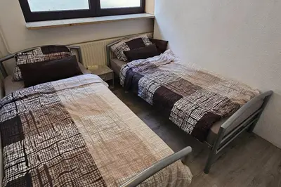 Ein Bett oder Betten in einem Zimmer der Unterkunft Renoviertes ruhiges Gartenapartment