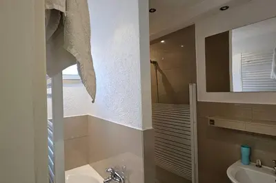 Ein Badezimmer in der Unterkunft Renoviertes ruhiges Gartenapartment