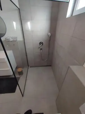 Ein Badezimmer in der Unterkunft modernes Apartment in verkehrsgünstiger Lage