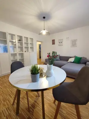 Ein Sitzbereich in der Unterkunft modernes Apartment in verkehrsgünstiger Lage