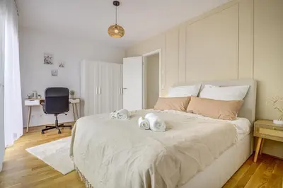 Ein Bett oder Betten in einem Zimmer der Unterkunft Exklusive 3-Zimmer Luxus-Maisonette in Hochheim - Nähe Frankfurt Flughafen, Wiesbaden und Mainz