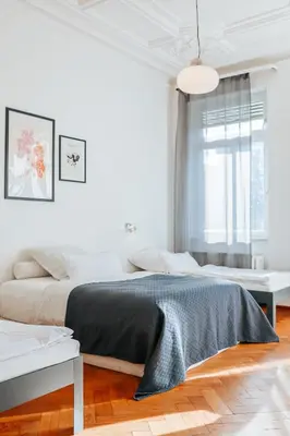 Ein Bett oder Betten in einem Zimmer der Unterkunft namastay! Altbau-Charme und Komfort im Zentrum - 3BR