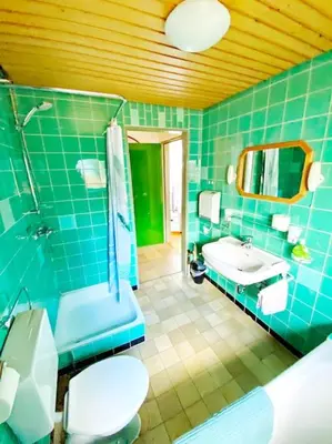 Ein Badezimmer in der Unterkunft FeWo - Waldrand-Lage mit Garten, Grill & Parkplatz