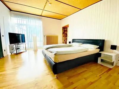Ein Bett oder Betten in einem Zimmer der Unterkunft FeWo - Waldrand-Lage mit Garten, Grill & Parkplatz