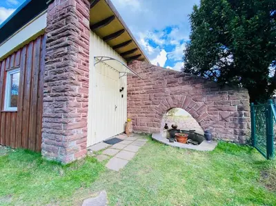 Ein Garten an der Unterkunft FeWo - Waldrand-Lage mit Garten, Grill & Parkplatz