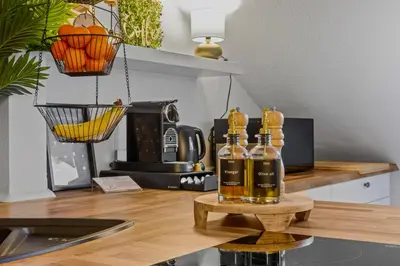 Getränke in der Unterkunft UPPER ROOM: Apartment mit exklusiver Ausstattung-Ausblick auf Weinberge&Mandelblütenpfad