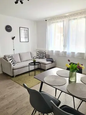 Ein Sitzbereich in der Unterkunft Modernes zentrales Apartment