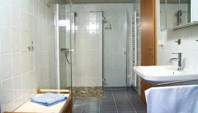 Ein Badezimmer in der Unterkunft Alte Hütte