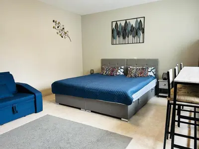 Ein Bett oder Betten in einem Zimmer der Unterkunft LENASTAY I Modernes Apartment-Studio near Uni