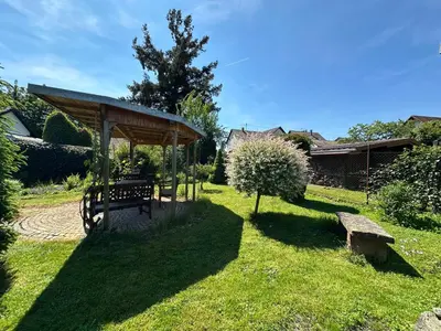 Ein Garten an der Unterkunft Pension Schramm