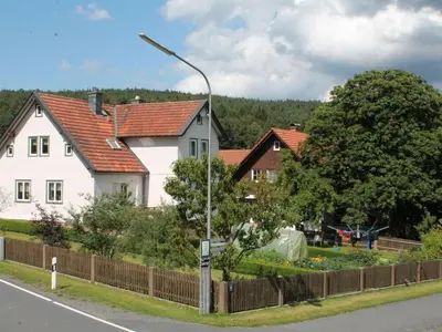 Das Gebäude in dem sich das Ferienhaus befindet