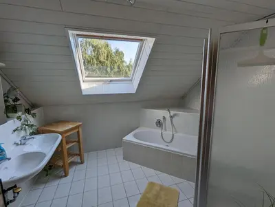 Ein Badezimmer in der Unterkunft Ferienoase mit Dachterrasse nahe Sankt Leoner See