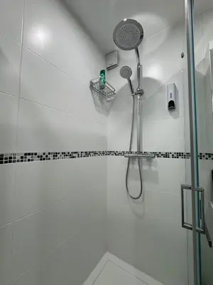 Ein Badezimmer in der Unterkunft Familienfreundliche geräumige Design-Wohnung mit Balkon im Zentrum - APOLONIAliving