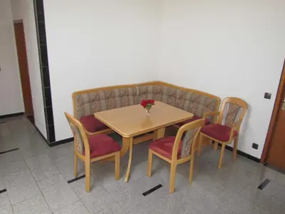 Ein Sitzbereich in der Unterkunft Ferienwohnung am Heuchelberg