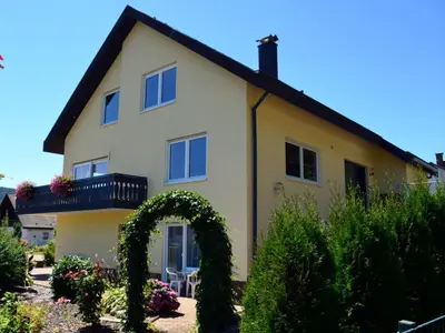 Das Gebäude in dem sich das Ferienhaus befindet