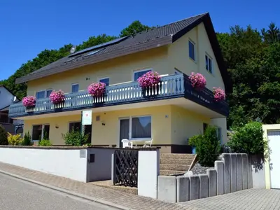 Das Gebäude in dem sich das Ferienhaus befindet
