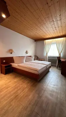 Ein Bett oder Betten in einem Zimmer der Unterkunft Hotel Hirschberg