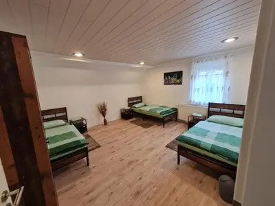 Ein Bett oder Betten in einem Zimmer der Unterkunft Husic Immobilien und Handwerkerservice