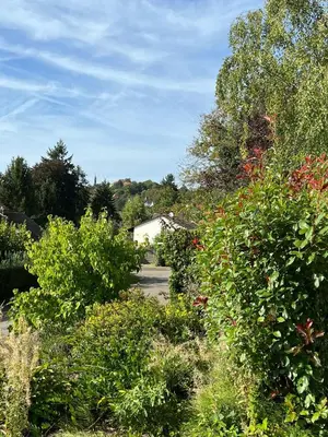 Ein Garten an der Unterkunft Moderne Ferienwohnung in Dilsberg