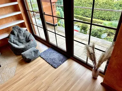 Ein Sitzbereich in der Unterkunft Apartment Joelle mit Sauna, Schwimmteich und Gym