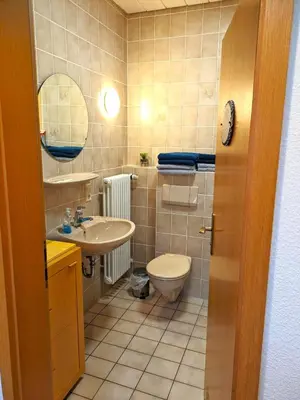 Ein Badezimmer in der Unterkunft 4 Zimmer geräumige und ruhig gelegene Ferien- und Monteurwohnung nur für Sie allein AUjvari Vermietungen