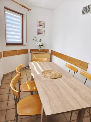Ein Sitzbereich in der Unterkunft 4 Zimmer geräumige und ruhig gelegene Ferien- und Monteurwohnung nur für Sie allein AUjvari Vermietungen