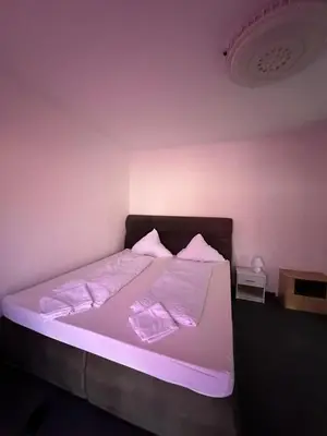 Ein Bett oder Betten in einem Zimmer der Unterkunft 7 Zimmer Haus in Kaiserslautern