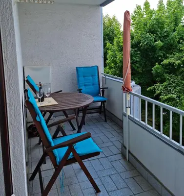 Ein Balkon oder eine Terrasse in der Unterkunft Helle, komfortabel und zentral gelegene Wohnung