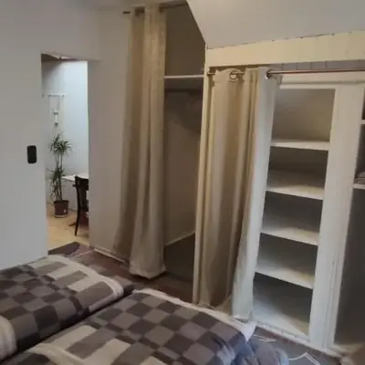 Vieja Casita de huespedes con Escaleras