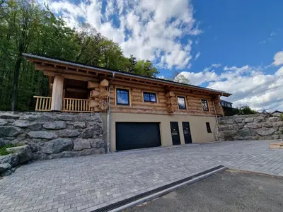 Das Gebäude in dem sich das Ferienhaus befindet