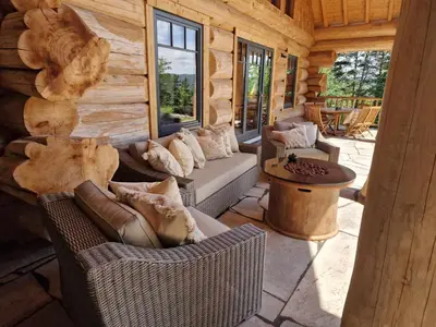 Ein Sitzbereich in der Unterkunft Eveningwood - DTV 5 Sterne Luxus Hüttenparadies, Blockhaus
