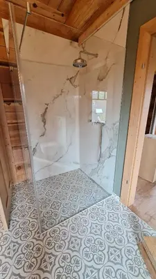 Ein Badezimmer in der Unterkunft Eveningwood - DTV 5 Sterne Luxus Hüttenparadies, Blockhaus