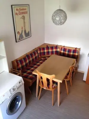 Ein Sitzbereich in der Unterkunft 3 Zimmer Küche Bad - Monteurwohnung in ruhiger Lage