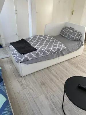 Ein Bett oder Betten in einem Zimmer der Unterkunft Angenehme Rooftop Suite in Unterheinriet