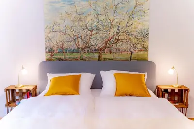 Ein Bett oder Betten in einem Zimmer der Unterkunft birds-nest Ferienwohnung Balkon Kaminofen