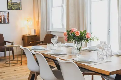 Ein Sitzbereich in der Unterkunft Moderne Altbauwohnung