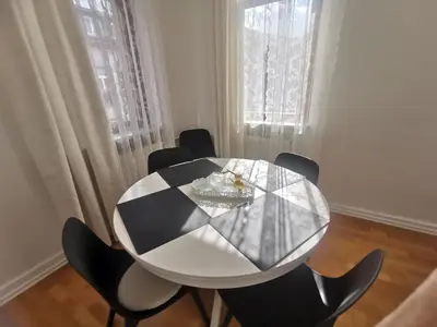 Ein Sitzbereich in der Unterkunft Helle Stadtwohnung Miltenberg Perle am Main
