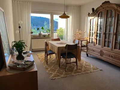 Ein allgemeiner Bergblick oder ein Berglick von der Ferienwohnung aus