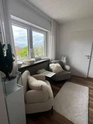 Ein Sitzbereich in der Unterkunft Ferienwohnung Firmenwohnung Nähe Maulbronn Badesee