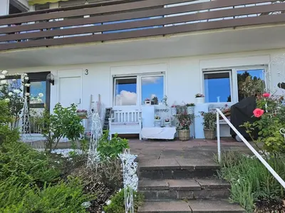 Ein Garten an der Unterkunft Ferienwohnung Firmenwohnung Nähe Maulbronn Badesee