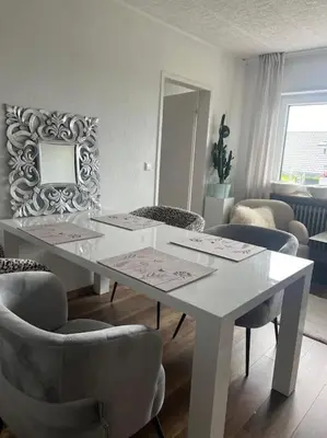 Ein Sitzbereich in der Unterkunft Ferienwohnung Firmenwohnung Nähe Maulbronn Badesee