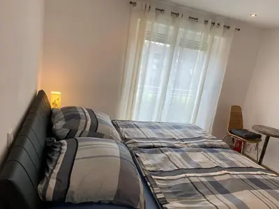 Ein Bett oder Betten in einem Zimmer der Unterkunft FeWo Lina - Komfortwohnung mit Badewanne, Kamin & Klima