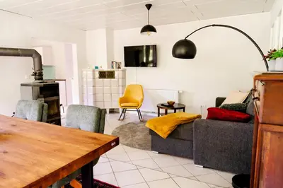 Ein Sitzbereich in der Unterkunft birds-nest Ferienwohnung Waldblick Kamin