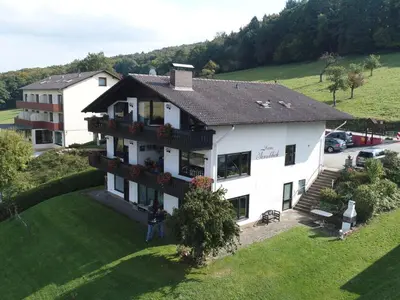 Das Gebäude in dem sich das Ferienhaus befindet