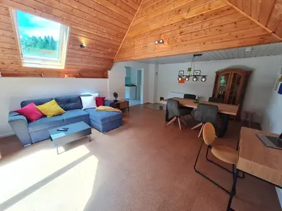 Ein Sitzbereich in der Unterkunft birds-nest Ferienhaus Balkon Waldblick Kamin
