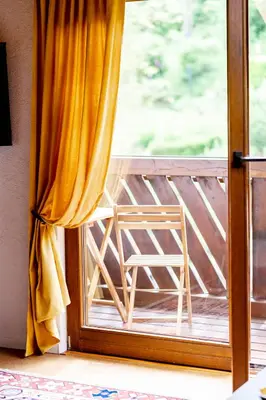 Ein Balkon oder eine Terrasse in der Unterkunft birds-nest Ferienhaus Balkon Waldblick Kamin